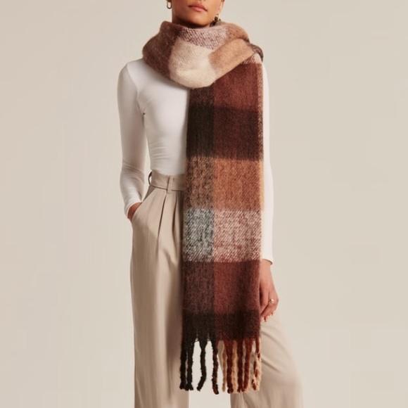 Abercrombie & Fitch Accessories - Abercrombie & Fitch chunky brown plaid scarf